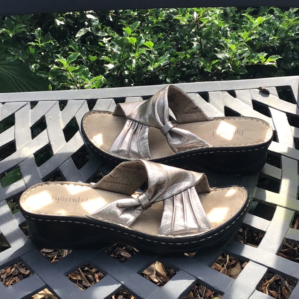 Bjorndal metallic pewter sandals 👡